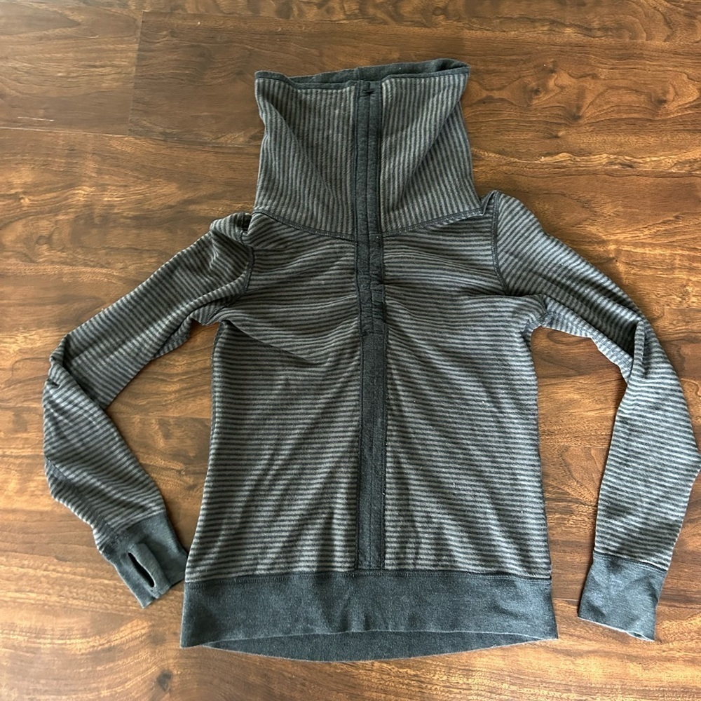 Lululemon In A Cinch Long Sleeve Tee 
Reversible 
Heathered Black Soot Stripe 
6 - Picture 5 of 8